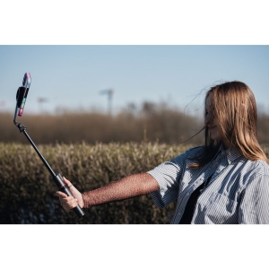 Selfie tyč Forcell F-Grip MagSelfie (21 až 104cm) kompatibilní s MagSafe s bezdrátovým dálkovým ovládáním, černá